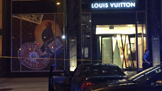 Smash-and-Grab Car Robbery at the Louis Vuitton on Magnificent Mile | PurseBop