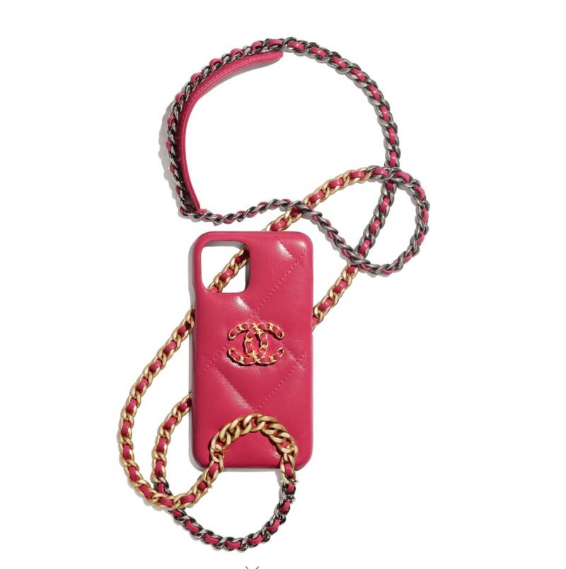 Chanel Lets You Wear Your Iphone But No Room For Sanitizer Or Mask Pursebop Chanel Lets You Wear Your Iphone But No Room For Sanitizer Or Mask Pursebop