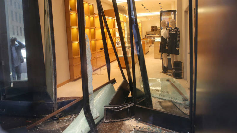 Smash-and-Grab Car Robbery at the Louis Vuitton on Magnificent Mile | PurseBop