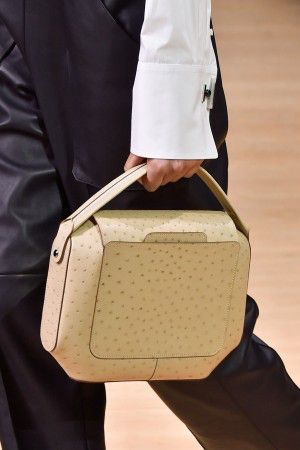 Hermes-Beige-Ostrich-Sac-Poudrier-Compact-Bag-Fall-2015-Runway-300x450