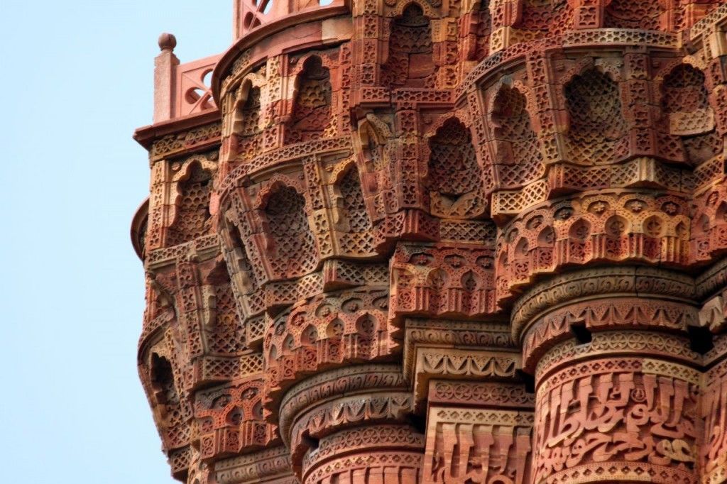 Closer view of the Qutub Minar 's balcony's carvings.
