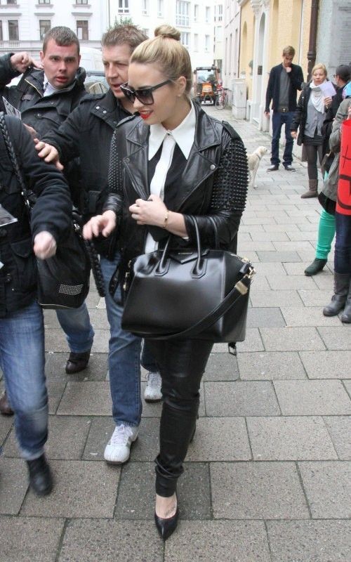 demi-lovato-munich-31-phillip-lim-studded-leather-jacket-dita-taxon-sunglasses-alexander-mcqueen-two-tone-oversized-shirt-saint-laurent-janis-pumps-givenchy-antigona-bag-2