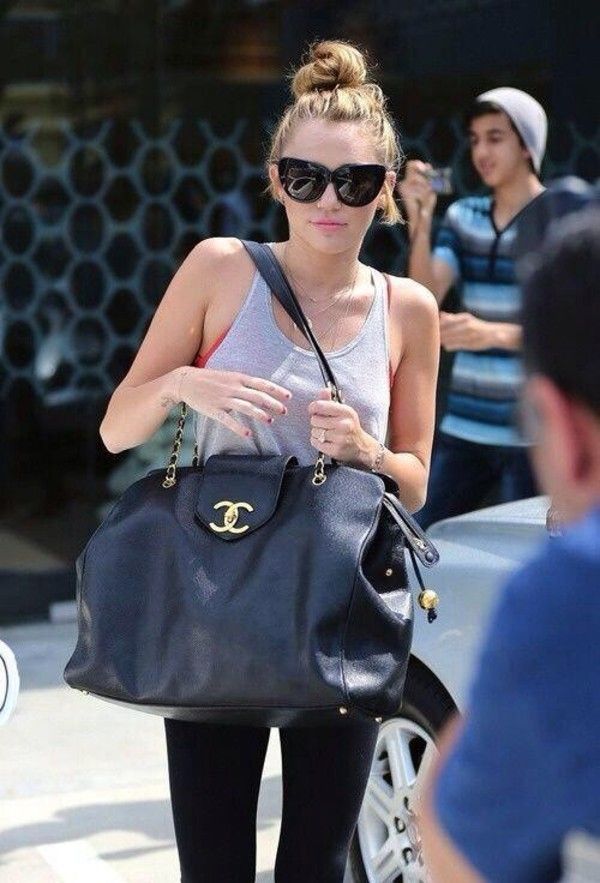 Miley Cyrus buys a gift from a discounted jewelry store in Beverly Hills |  Daily Mail Online