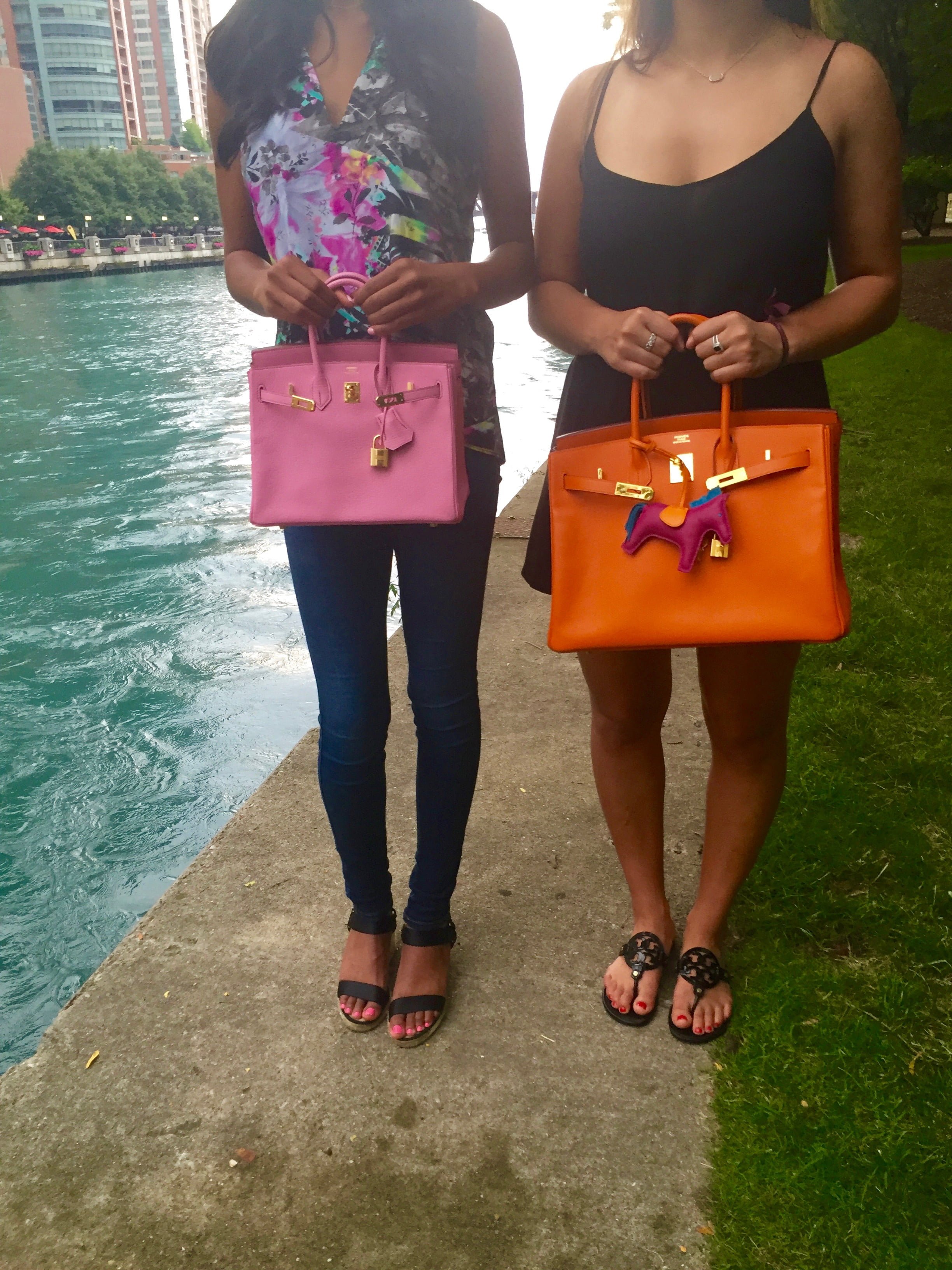 REVIEWING MY HERMÈS BIRKIN 25 VS 30 SIZE  WHAT FITS, MODSHOTS, PROS & CONS  **WHICH ONE IS BETTER** 