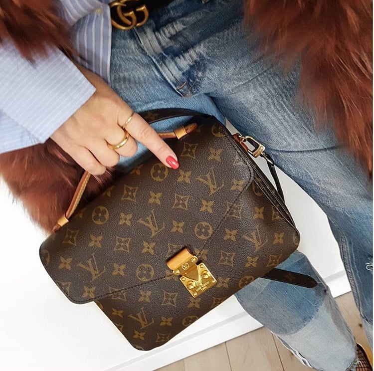 My favourite bag for when im on the go is this @louisvuitton