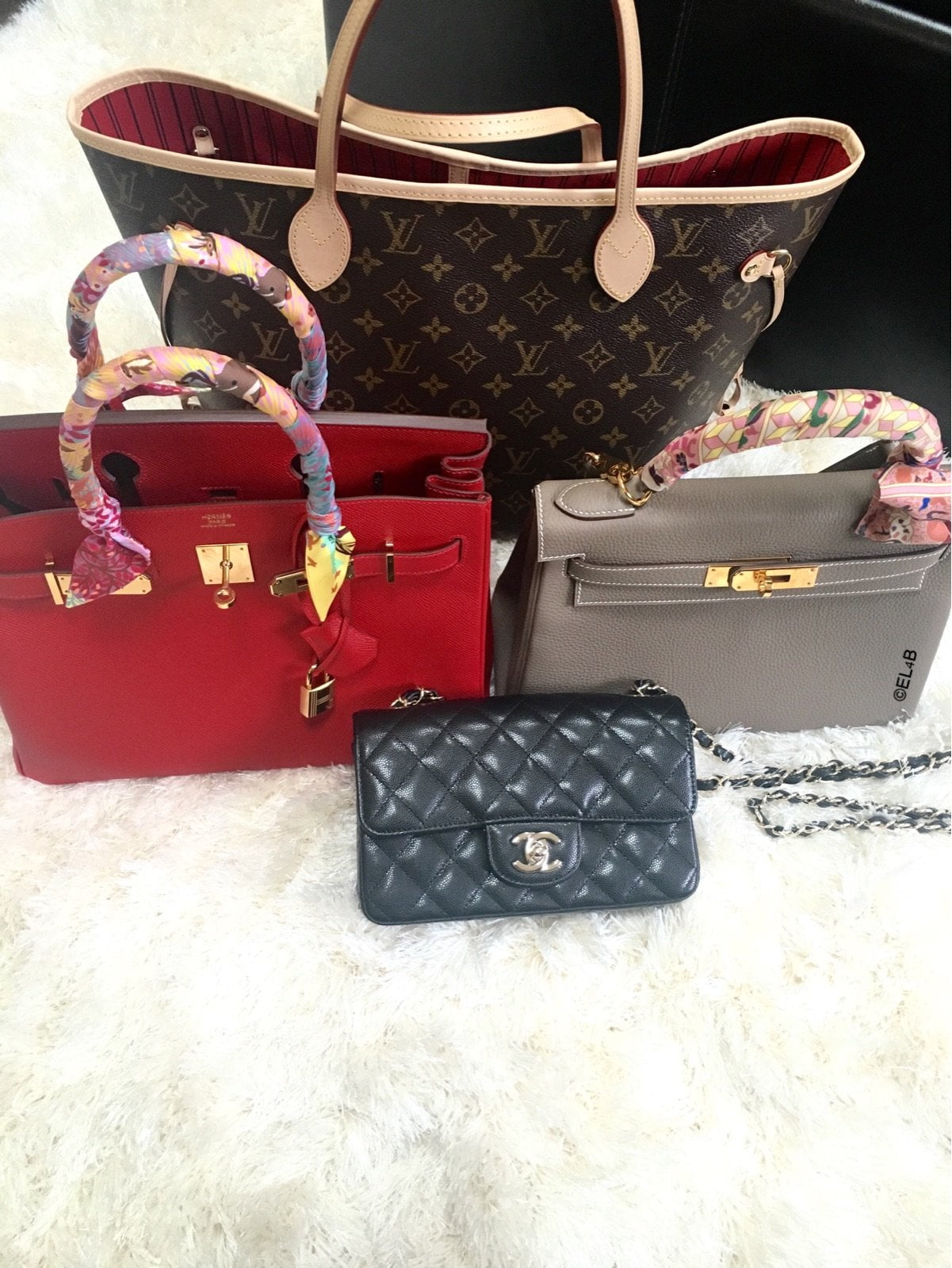 COACH FIELD TOTE vs LOUIS VUITTON NEVERFULL : The Similarities, The  Differences & What Fits Inside 