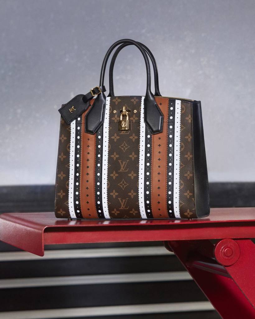 Is the LOUIS VUITTON LOOP the PERFECT fall/winter bag??? What fits/Mod  shots/First impressions! 