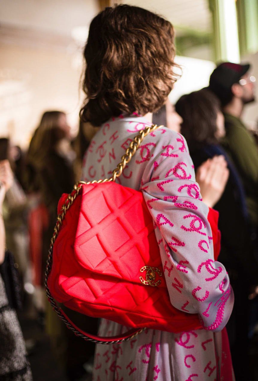 chanel 19 maxi  Chanel street style, Beige chanel bag, Street