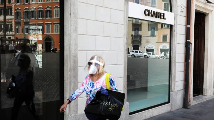 Woman walking by Chanel during the pandemic of 2020
