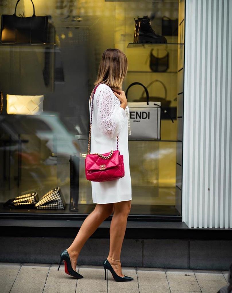Fest kombination gået vanvittigt Chanel 19: Guide to the Hottest Bag of 2020 - PurseBop
