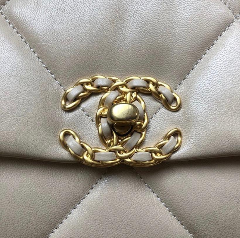 Chanel 19 logo clasp