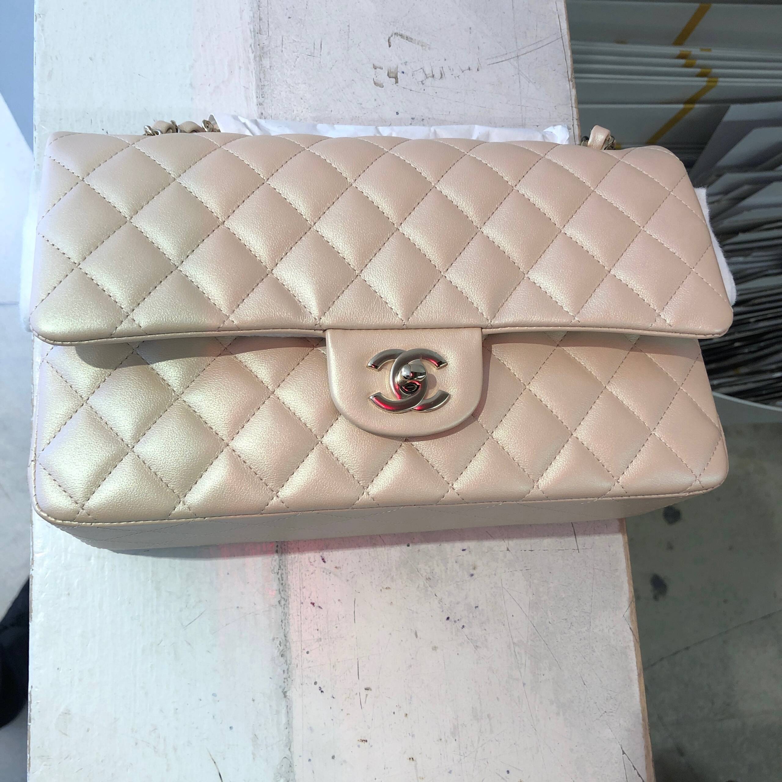 BNWT! 🦄 22P CHANEL Light Blue Caviar LGHW Medium Classic Flap