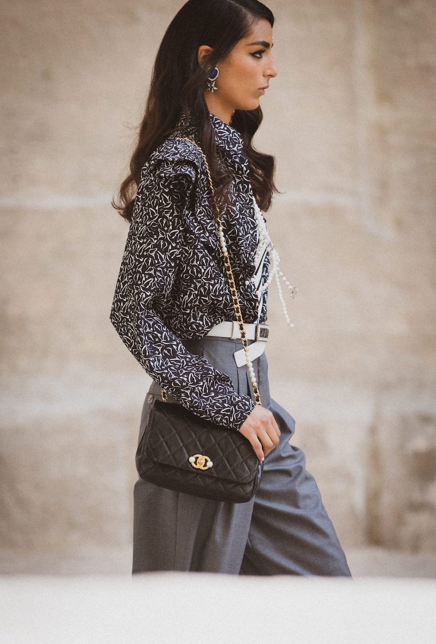 Discover the CHANEL Lambskin & Gold Metal Black & White Cruise 2021/22, and  explore the artistry and …