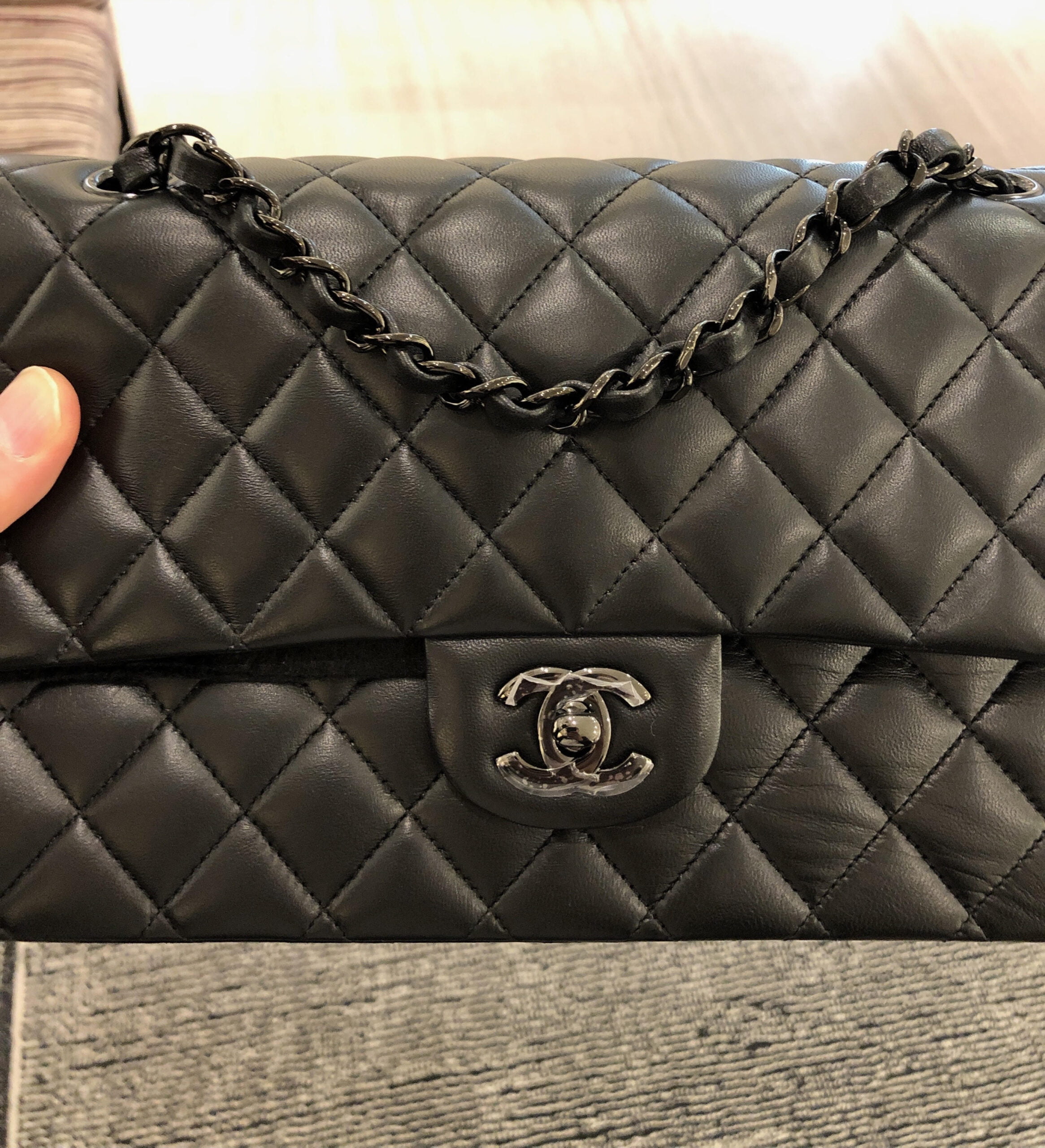 CHANEL 21B SO BLACK MEDIUM CLASSIC FLAP 