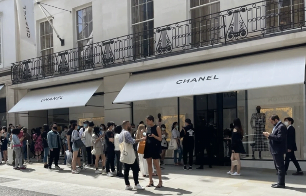 London Lines Up for Drop of Chanel 2021 Métiers d'Art Collection and ...
