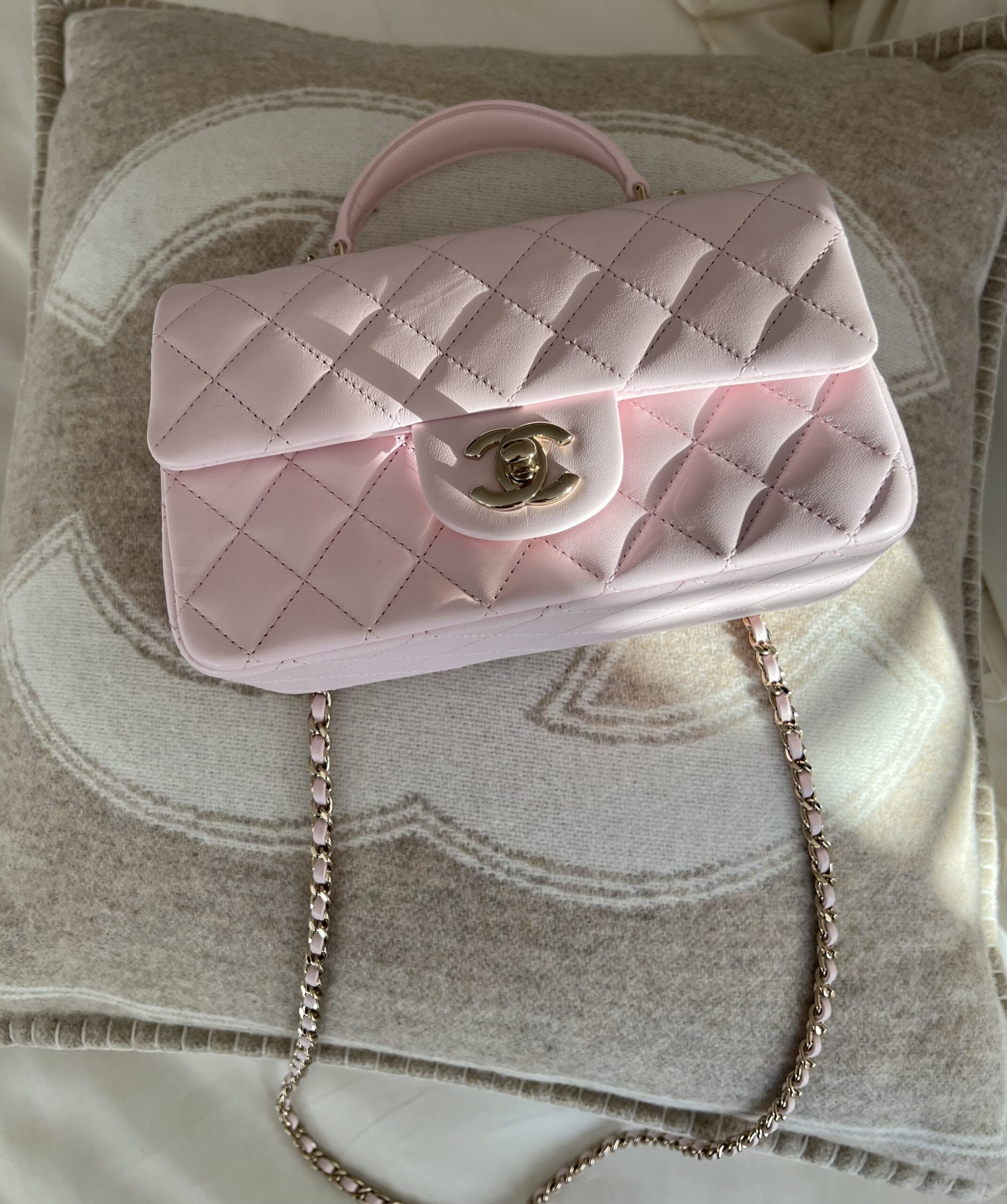 WHAT'S IN MY CHANEL MINI FLAP BAG 👛 ROSE GOLD MINI RECTANGULAR