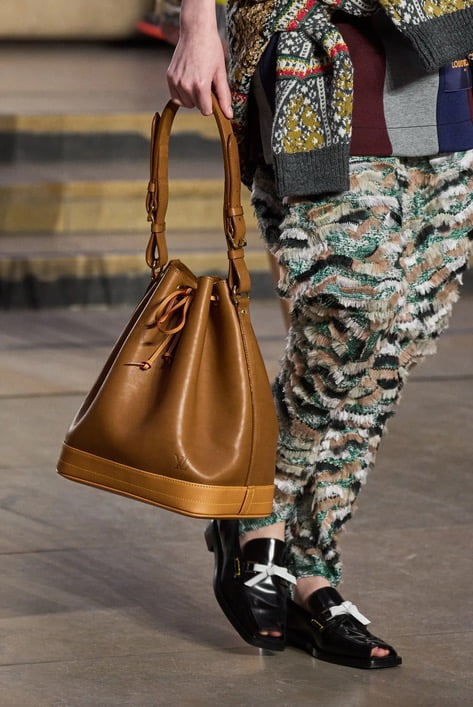 new🌟LOUIS VUITTON F/W 2022 RUNWAY BAGS😱 cite bag, loop bag, trunk styles  