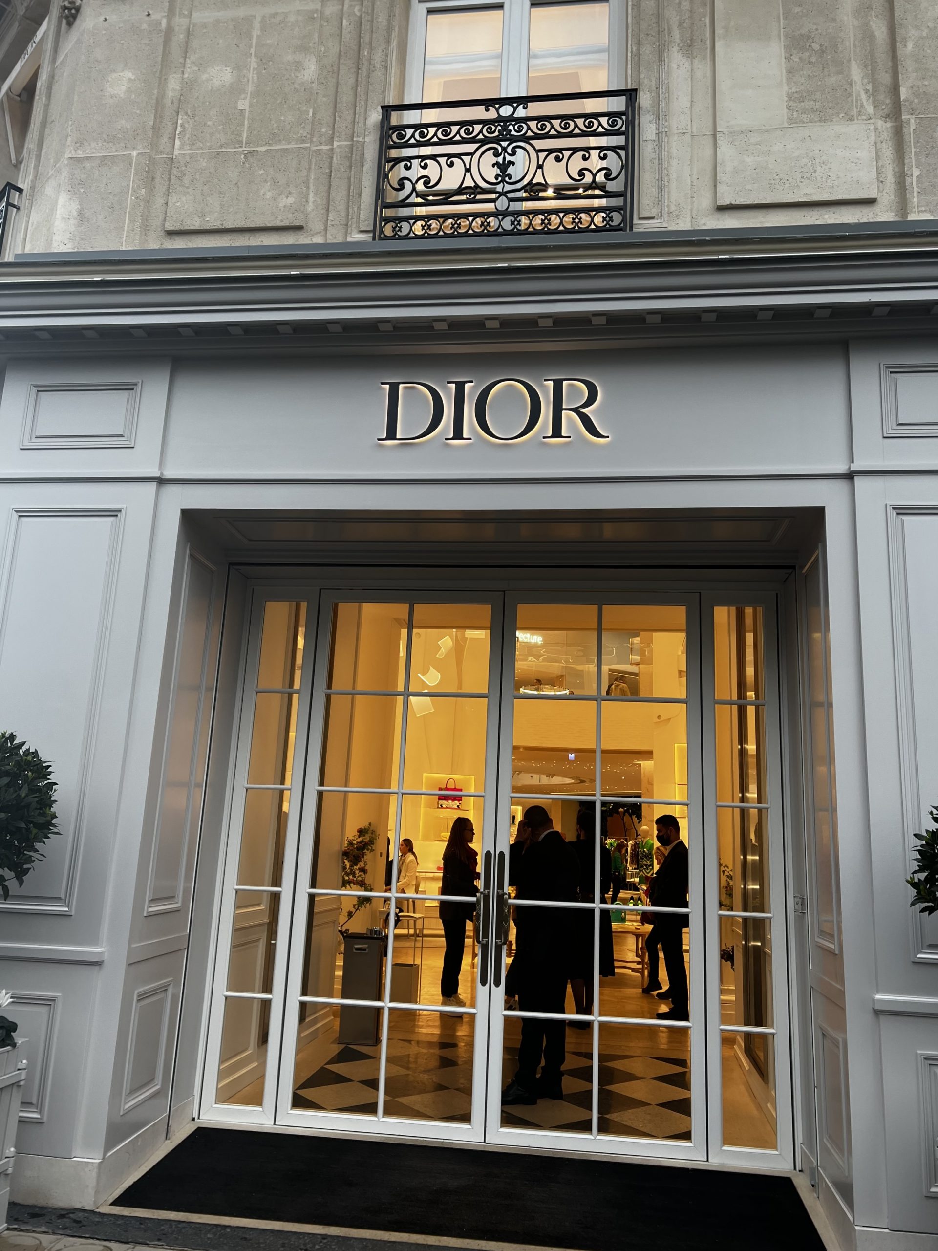 Avenue Montaigne Paris Avenue Montaigne shops. Dior. Chanel.