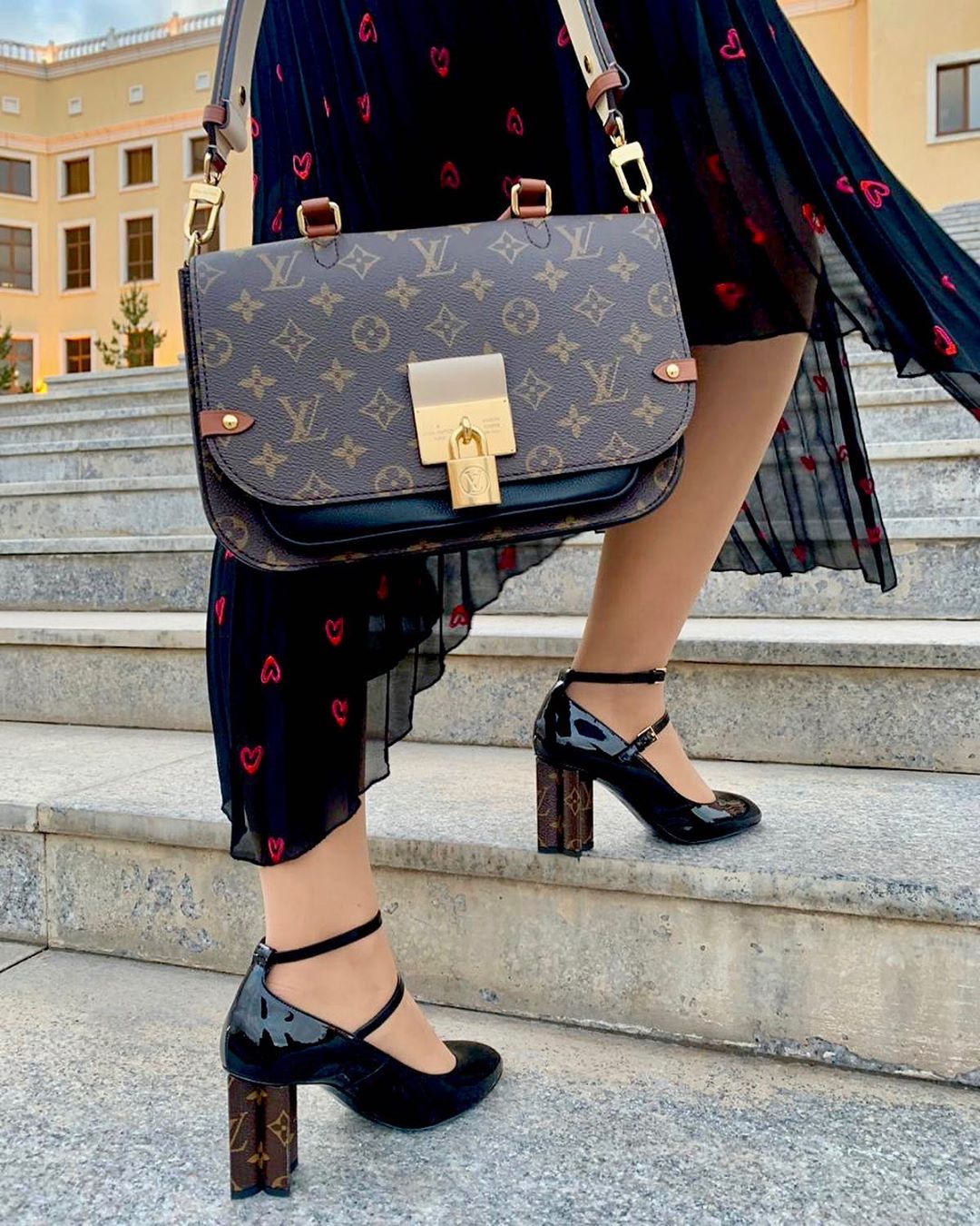 pegefinger Gammel mand Trafik Louis Vuitton Denies Counterfeit Bag Sold in China - PurseBop