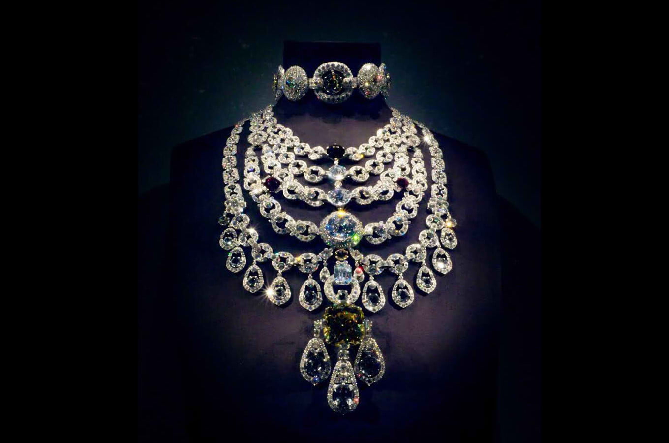 Furore over Emma Chamberlain's Met Gala diamond necklace puts India's  'stolen jewels' in spotlight