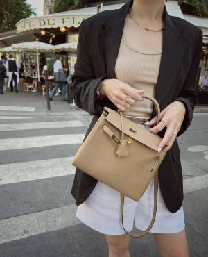 Birkin colormatic in light neutral with a touch of color 🥯🌸 There are a  total of 7 colors on this beautiful bag! (Swipe till the end to…