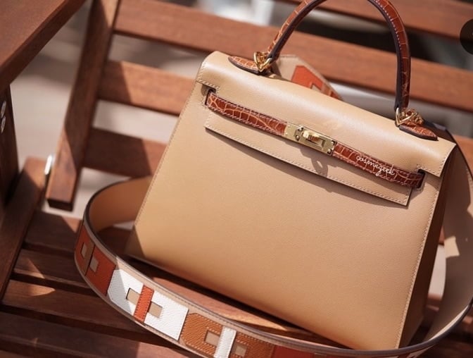 The latest color from the Hermes Spring/Summer 2022 collection! Comfortable  brown Chai is now in stock.