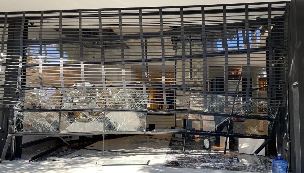 Thieves Crash Car Through Front of Beverly Hills Neiman Marcus – NBC Los  Angeles