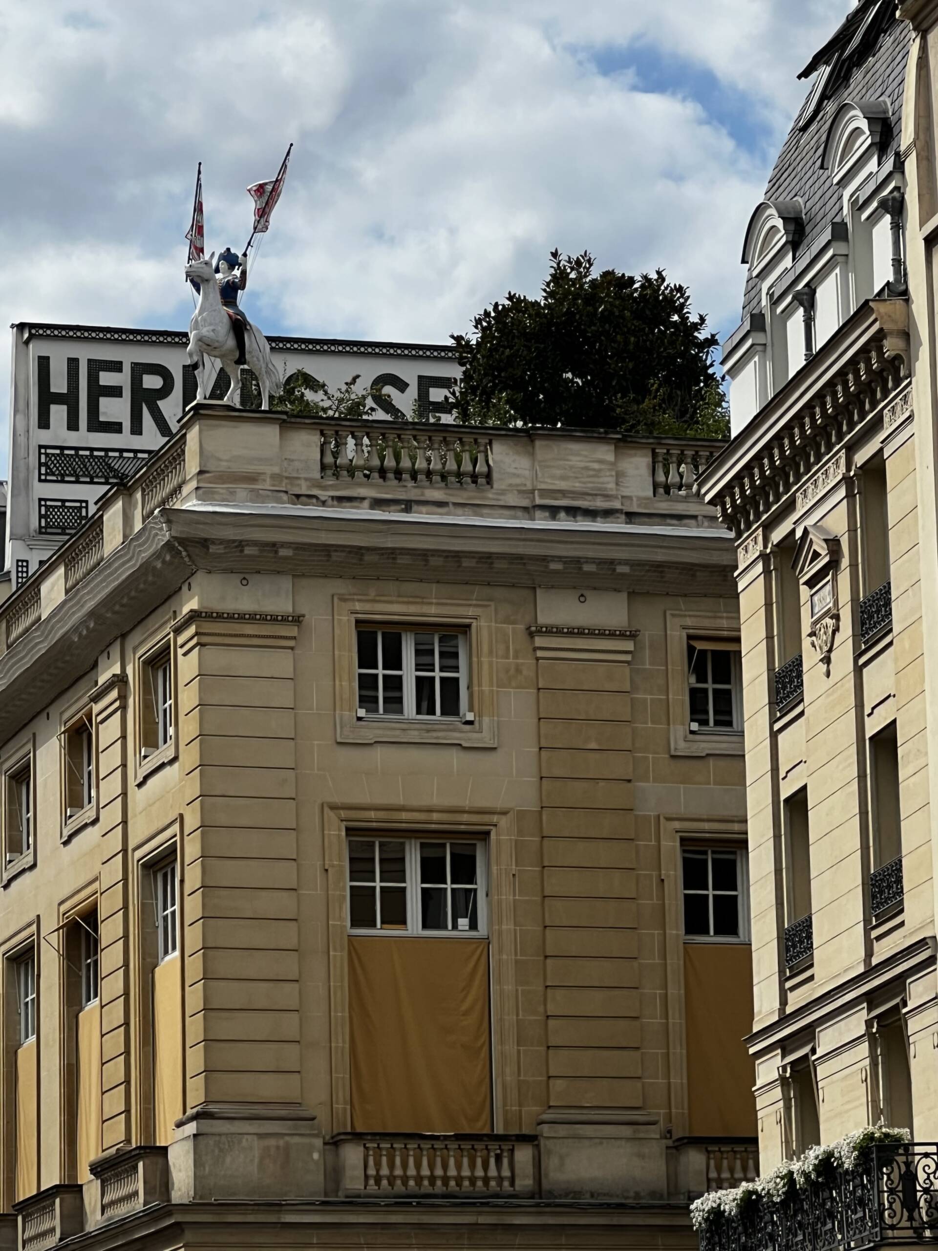 Hermes (EPA:RMS) Sales Soar Despite Cost-of-Living Crisis and