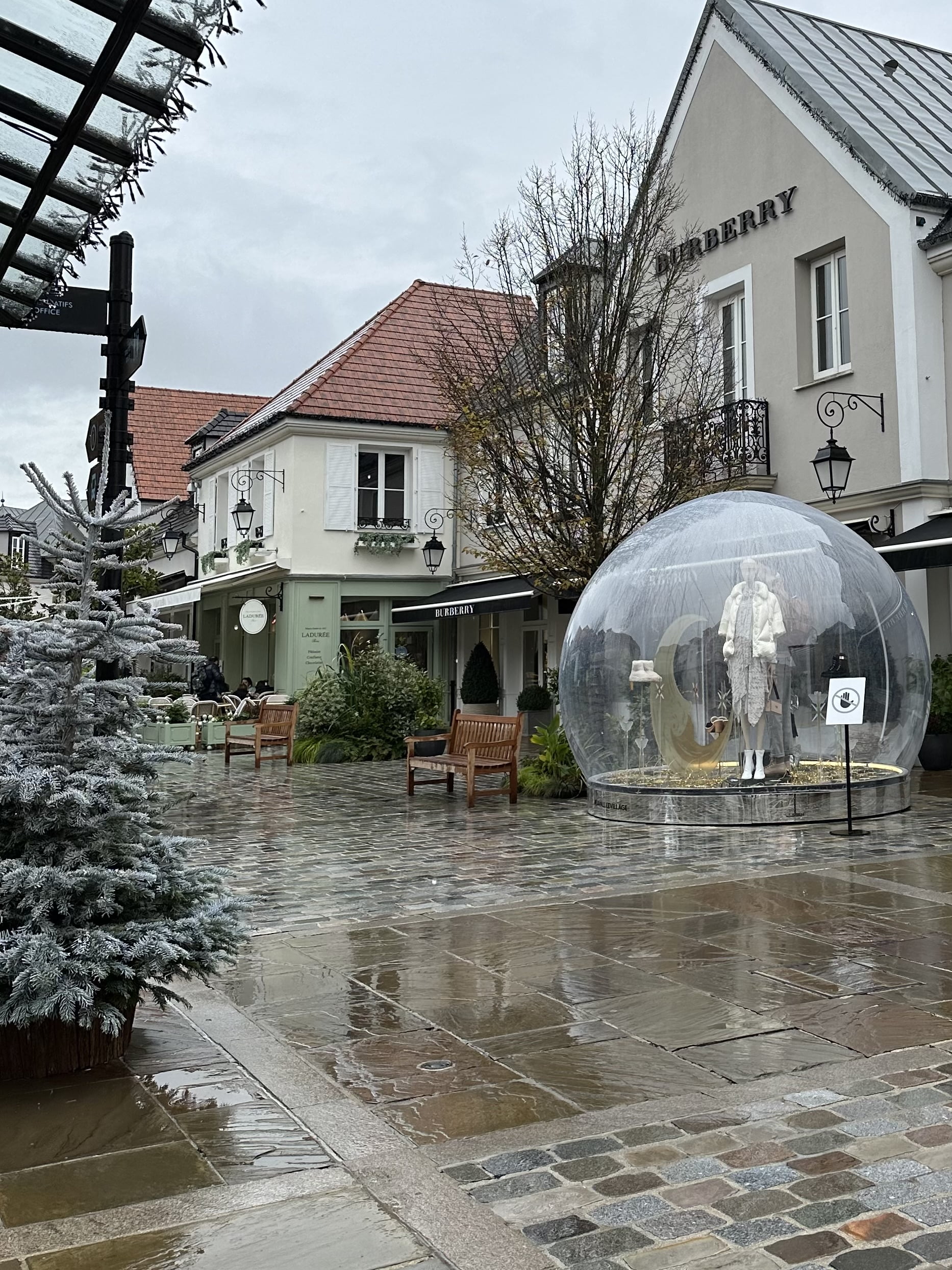 Louis Vuitton Outlet On Champs Elysees In Paris - France Stock