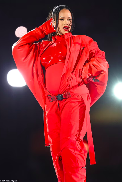 Rihanna halftime show look | rihanna loewe red | rihanna preganant | rihanna coat Alaïa | alaia rihanna | superbowl show rihanna pregnancy announcement