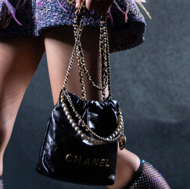 2023 handbag trends | 2023 bags | 2023 trending fashion | chanel mini 22 | chanel 23s