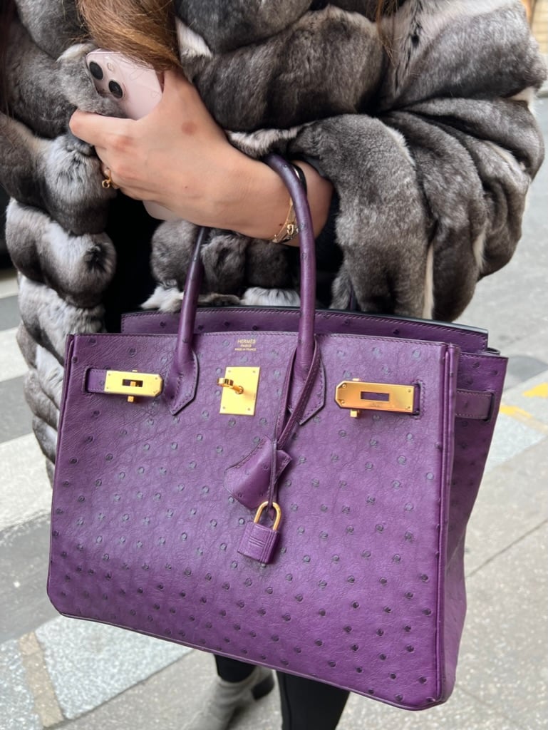 Paris, France - October, 1: woman wearing vintage Kelly 32 bag from Hermes  in burgundy calf box leather, street style outfit details. 素材庫相片