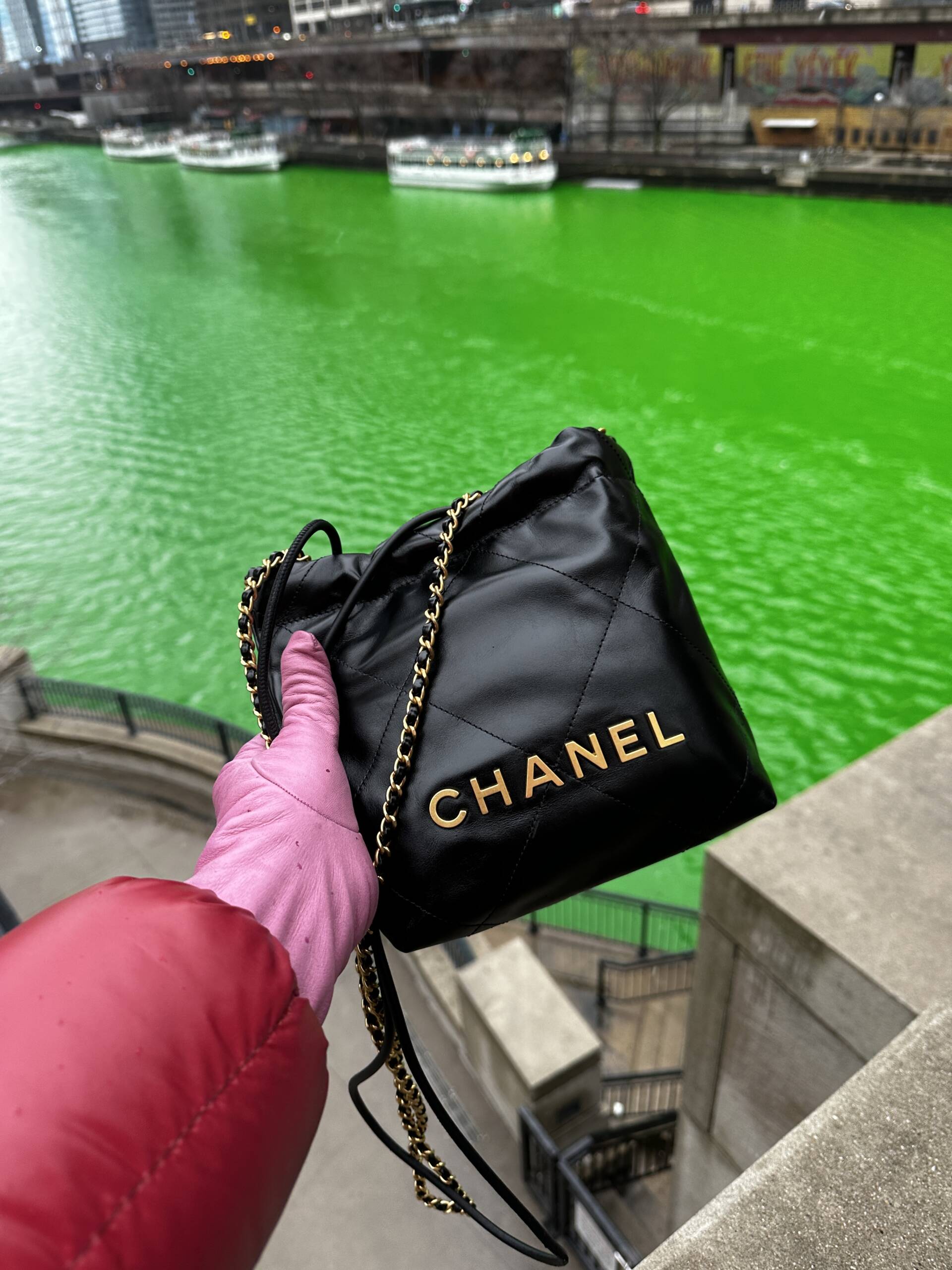 Túi Chanel 22 Mini Handbag trắng logo vàng da bê GHW best quality