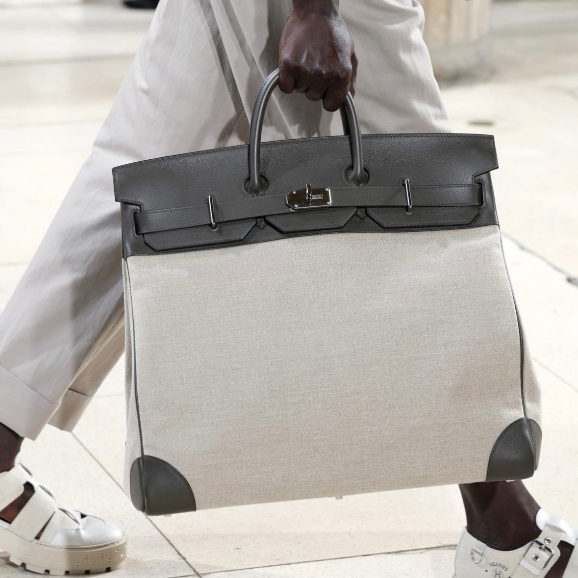 The Modern Message Of the Hermès Sac à dépêches Messenger - Men's Folio