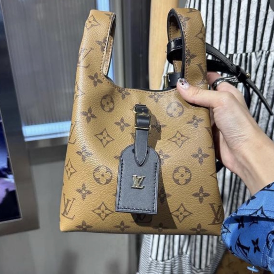 Lv Atlantis Handbag. Excellent amazing wrist bag. Top quality from