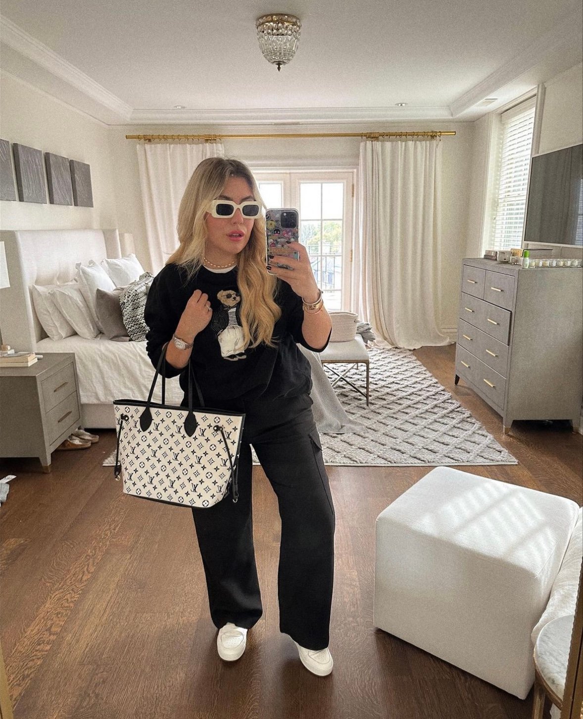 Blogger taking a mirror selfie while holding a Louis Vuitton Amplant Bicolor Neverfull 