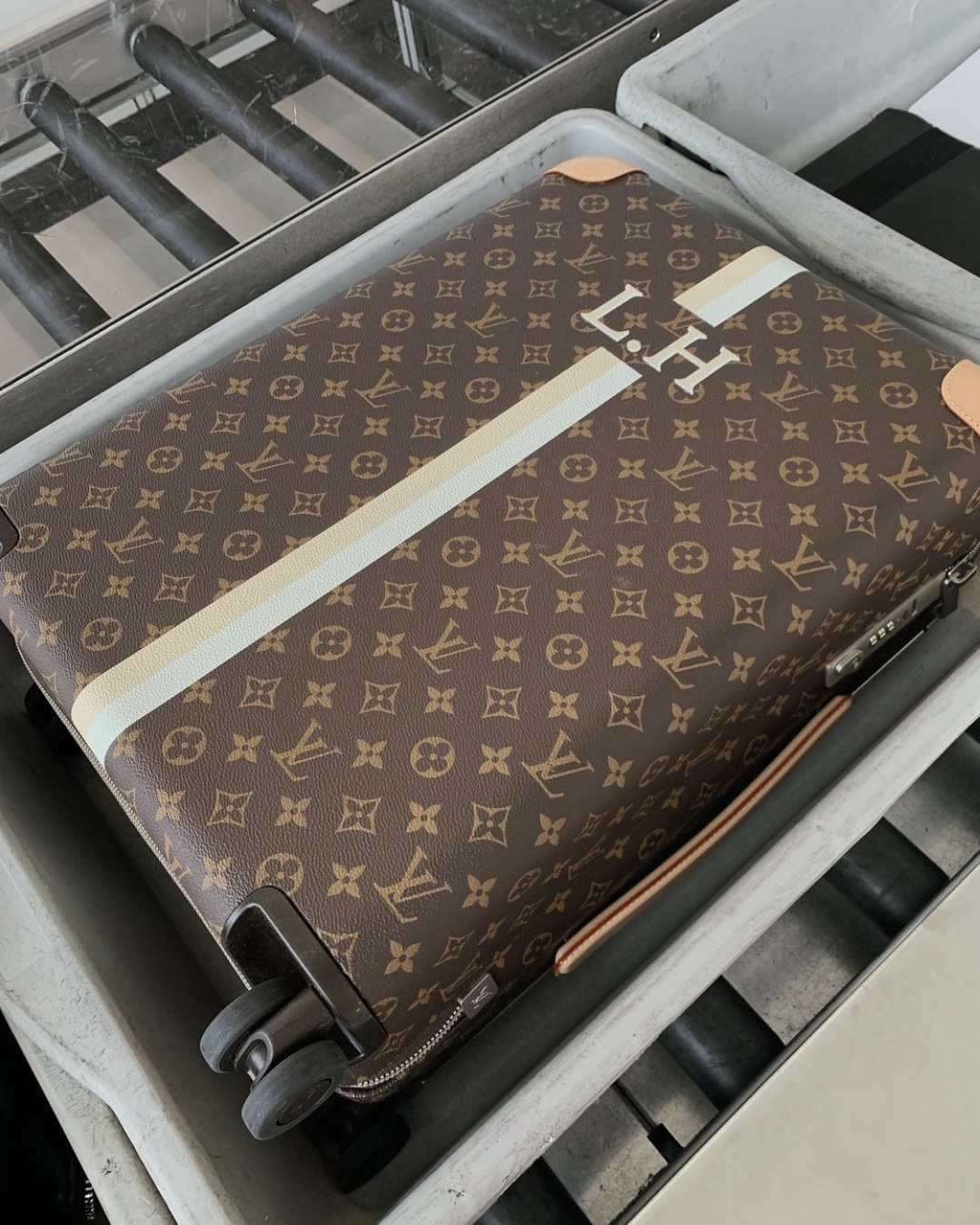 Solution for Apple AirTag in Neverfull : r/Louisvuitton