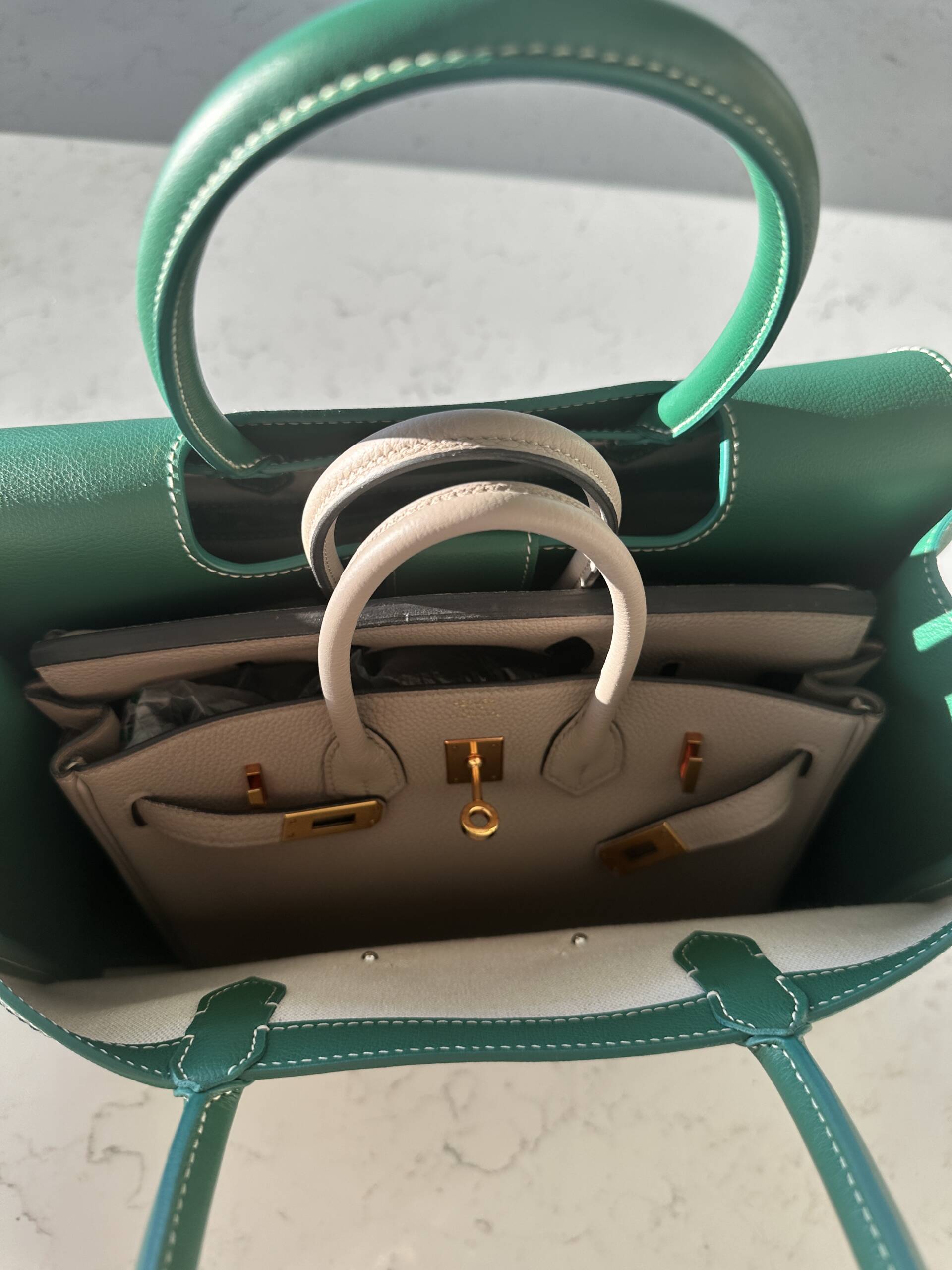 Birkin 25 fits very comfortably inside the Saigon tote. You can completely close the Saigon tote or carry open with the Birkin 25 inside. 
