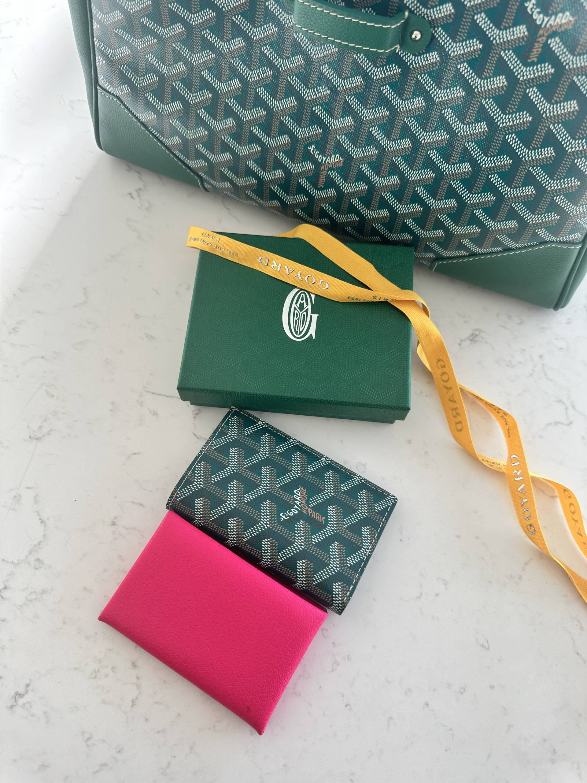 Comparing the Goyard St Pierre wallet to my Hermès Rose Pop Calvi. 