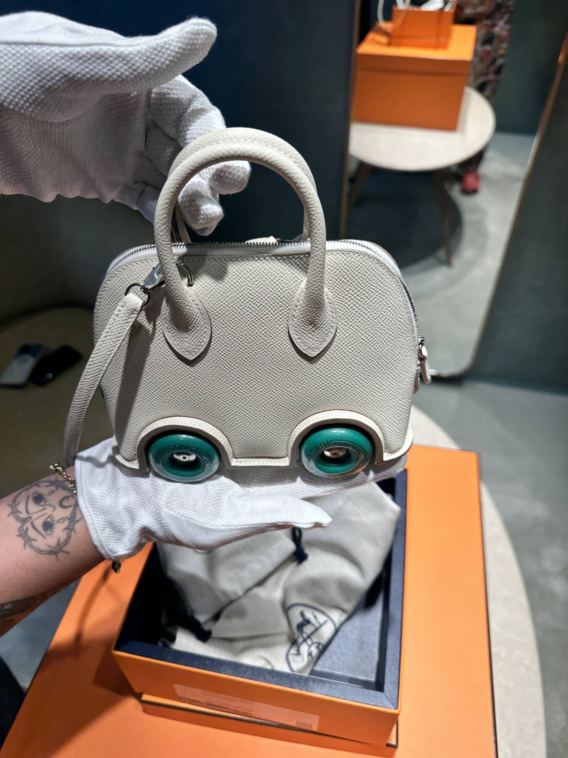 Handbag with wheels hotsell