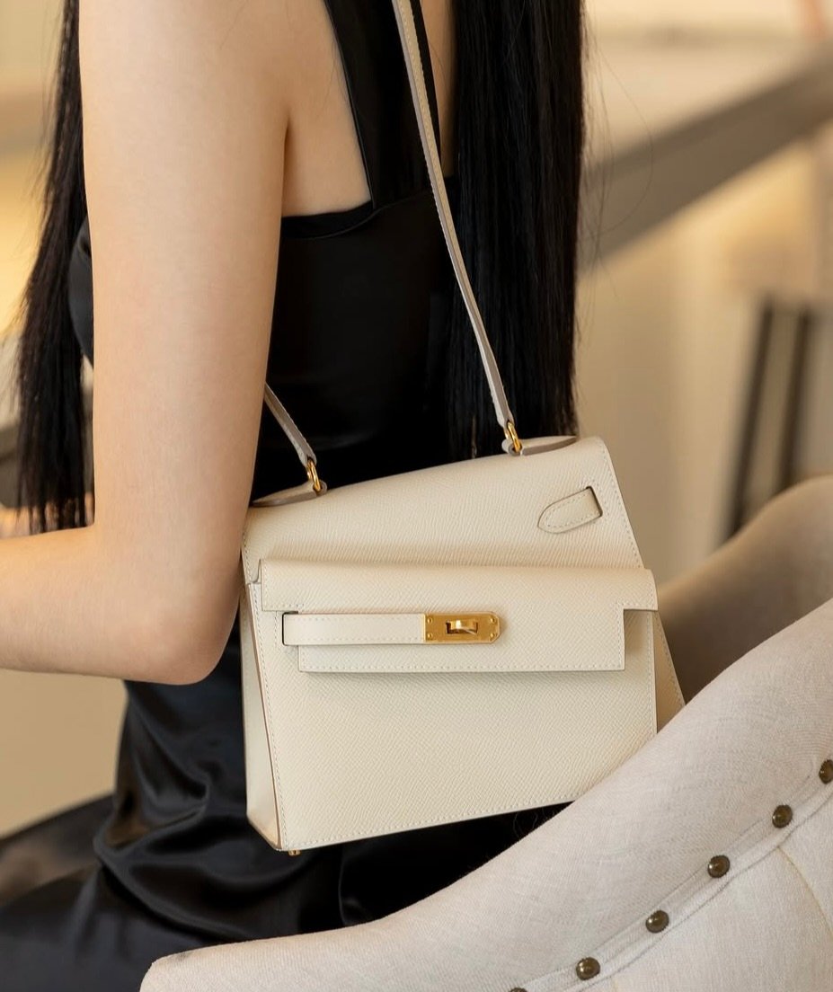 Hermès Kelly en Désordre handbag as seen on the Fall/Winter 2022 runway, featuring asymmetric silhouette and rear clasp detail.