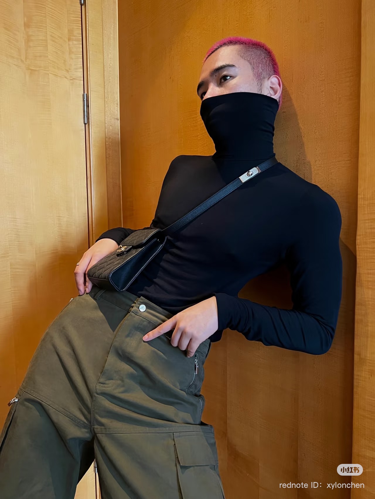 man using hermes kelly 18 as a cross body handbag strap