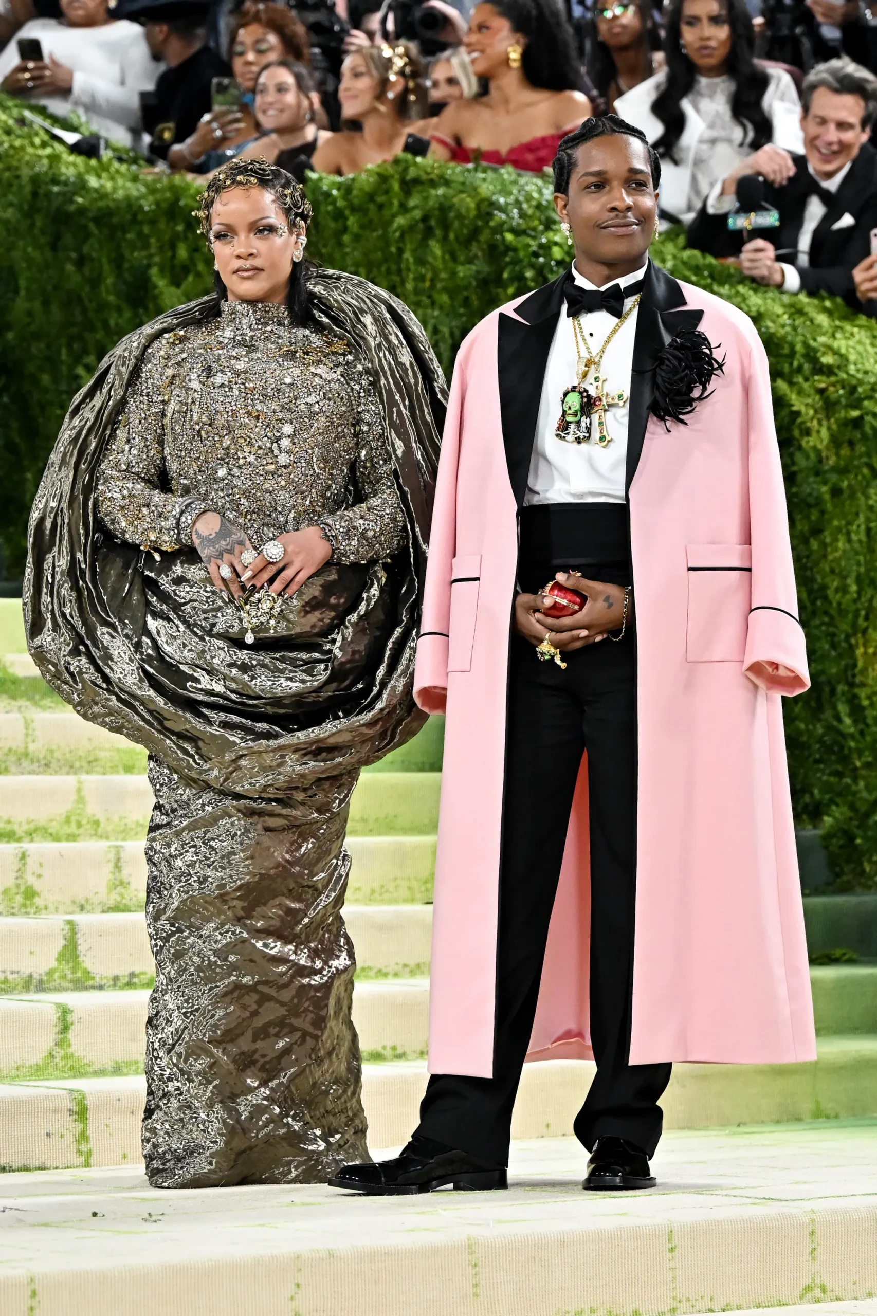 met gala 2026 handbags,met gala 2026 looks,met gala dress,met gala jennie,met gala chanel,met gala heated rivalry