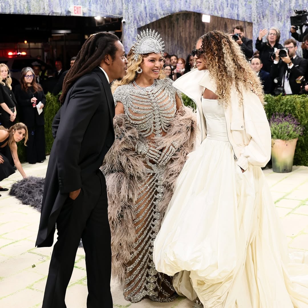 met gala 2026 handbags,met gala 2026 looks,met gala dress,met gala jennie,met gala chanel,met gala heated rivalry