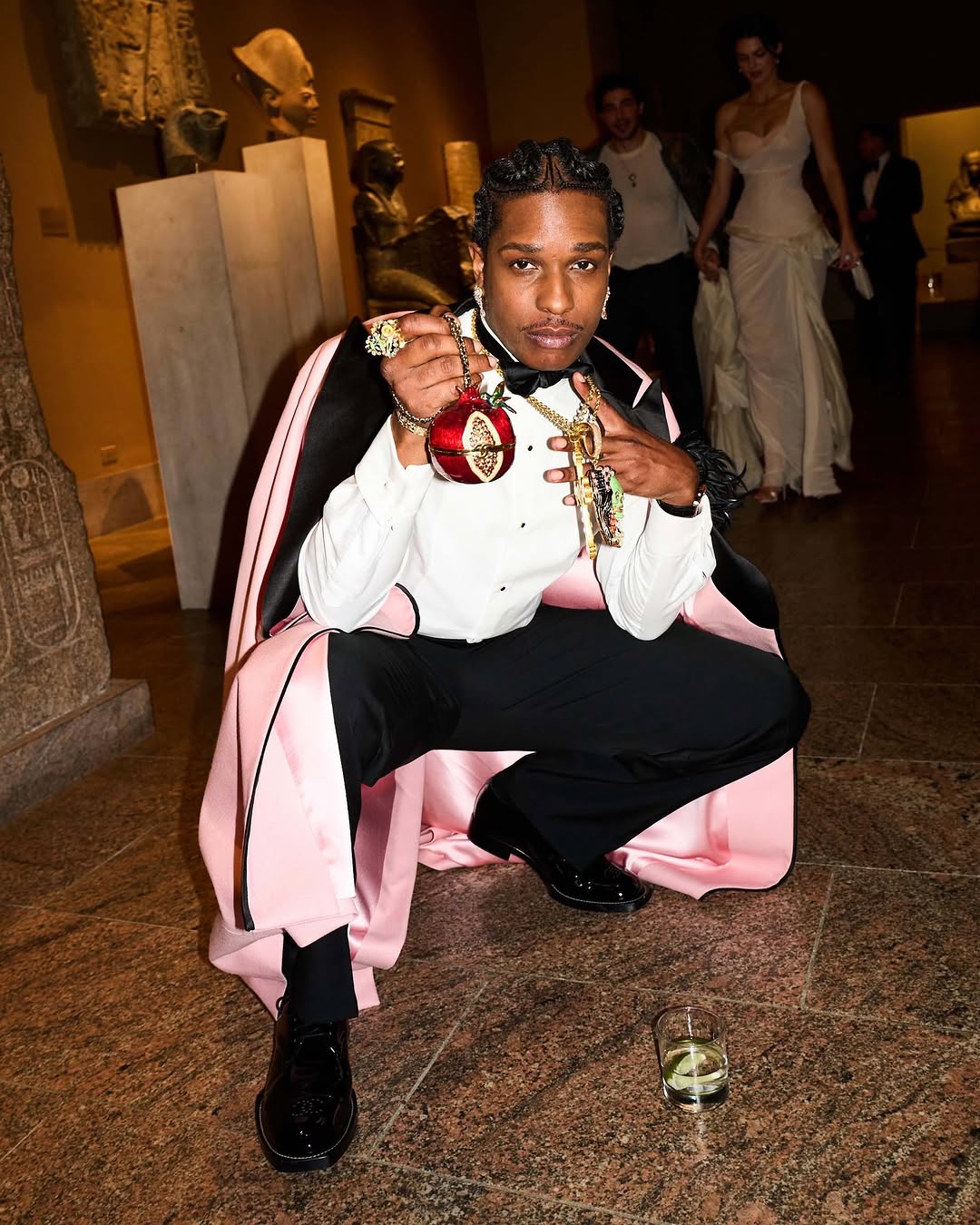 met gala 2026 handbags,met gala 2026 looks,met gala dress,met gala jennie,met gala chanel,met gala heated rivalry