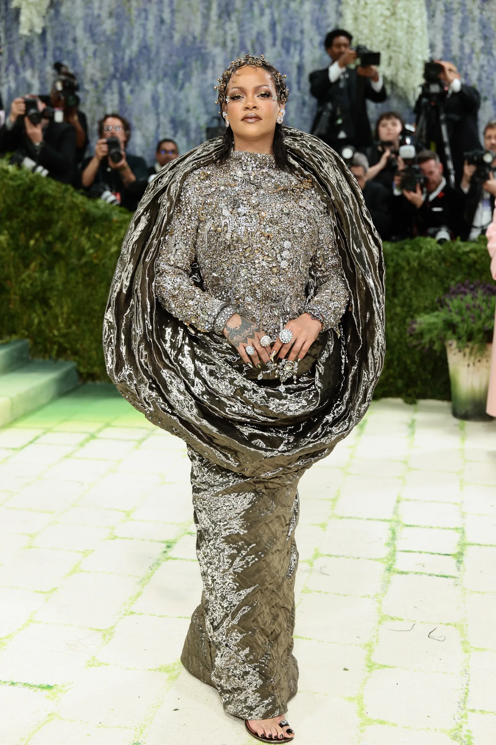 met gala 2026 handbags,met gala 2026 looks,met gala dress,met gala jennie,met gala chanel,met gala heated rivalry