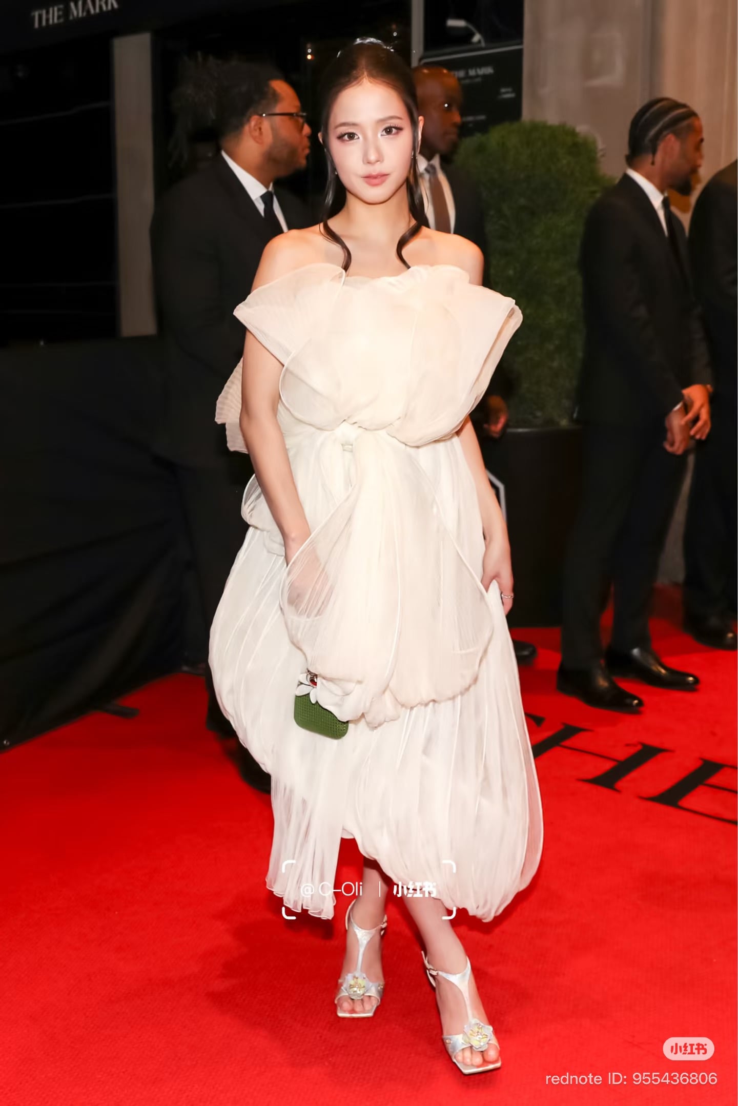 met gala 2026 handbags,met gala 2026 looks,met gala dress,met gala jennie,met gala chanel,met gala heated rivalry